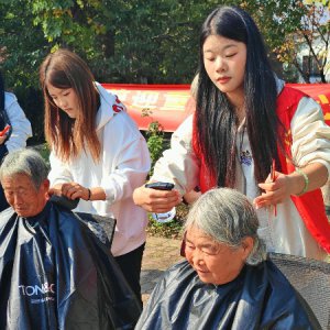 阜陽(yáng)市汝美職校開展“情暖重陽(yáng) 銀齡關(guān)愛(ài)” 愛(ài)心義剪活動(dòng)